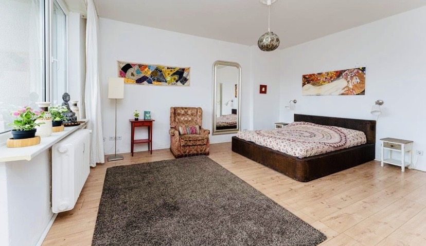 A spacious studio room with Balkony — Bild 1